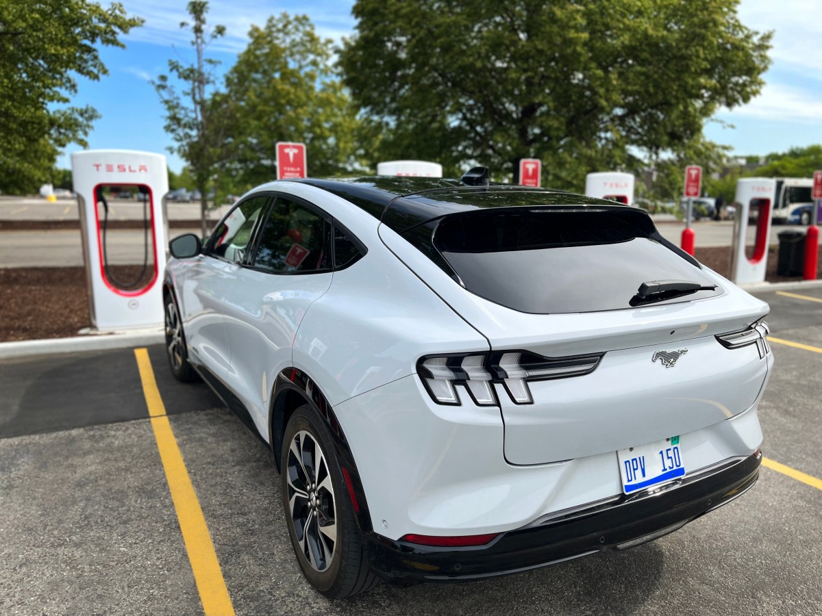 Tesla model online y supercharger