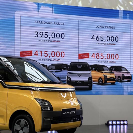 Mobil listrik Wuling Air EV sedang mengisi daya di stasiun pengisian