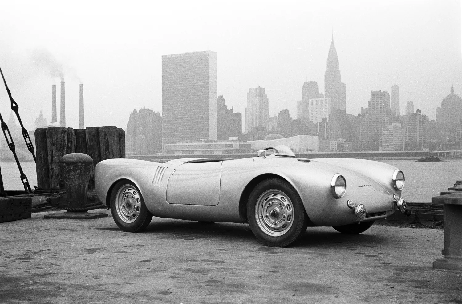 Porsche 550 Spyder ภาพประวัติศาสตร์ขาวดำ ณ ท่าเรือในนครนิวยอร์ก ปี 1953