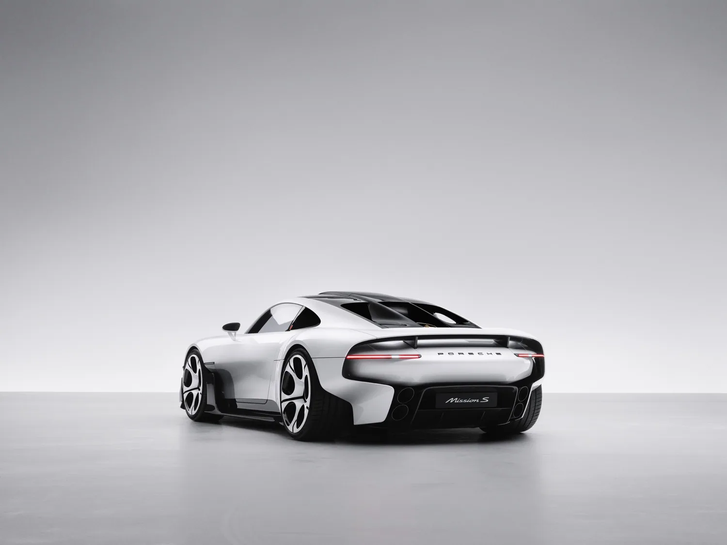 มุมมองเฉียงท้ายของ Porsche Mission S บนพื้นสตูดิโอ