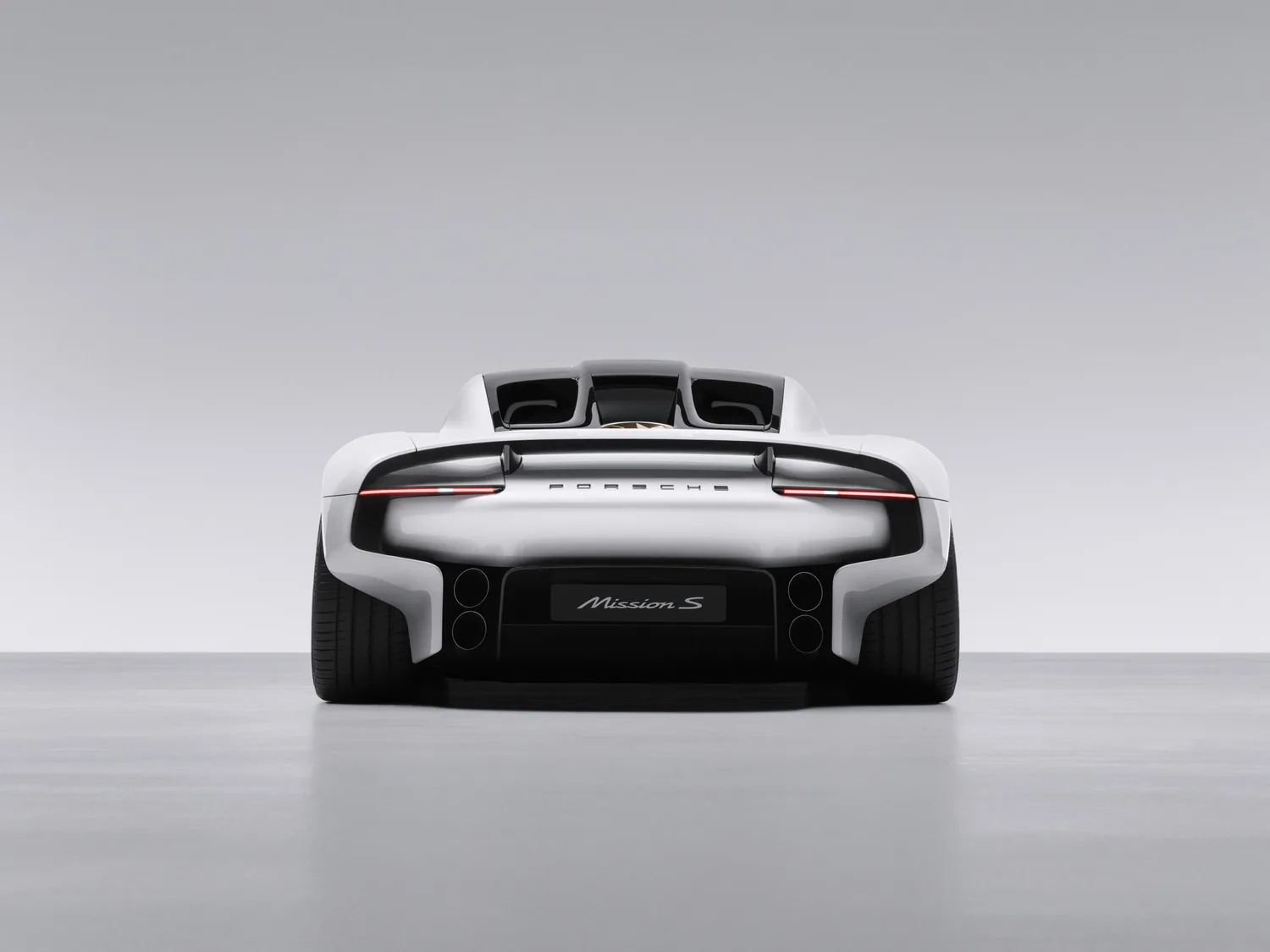 มุมมองด้านท้ายตรงของ Porsche Mission S แสดงไฟท้ายและแถบกันชนดีไซน์ Car-in-car