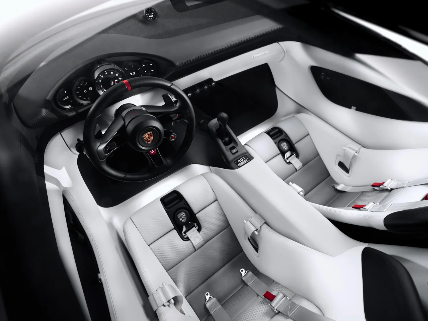 ภาพมุมสูงภายในห้องโดยสารของ Porsche Mission S แสดงเบาะนั่งและคอนโซลกลาง