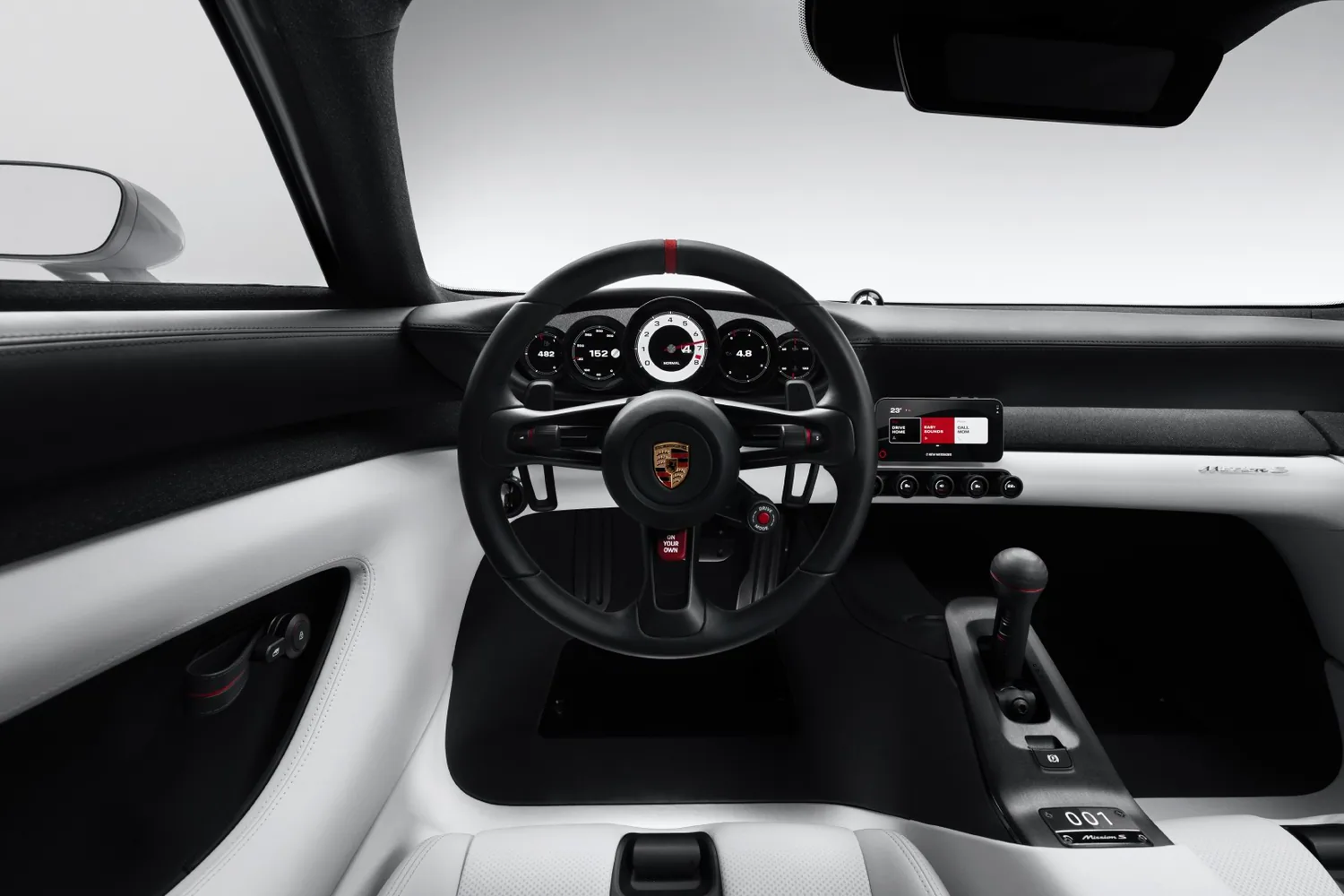 มุมมองผู้ขับขี่ภายในห้องโดยสาร Porsche Mission S พร้อมพวงมาลัยและมาตรวัดทรงกลม