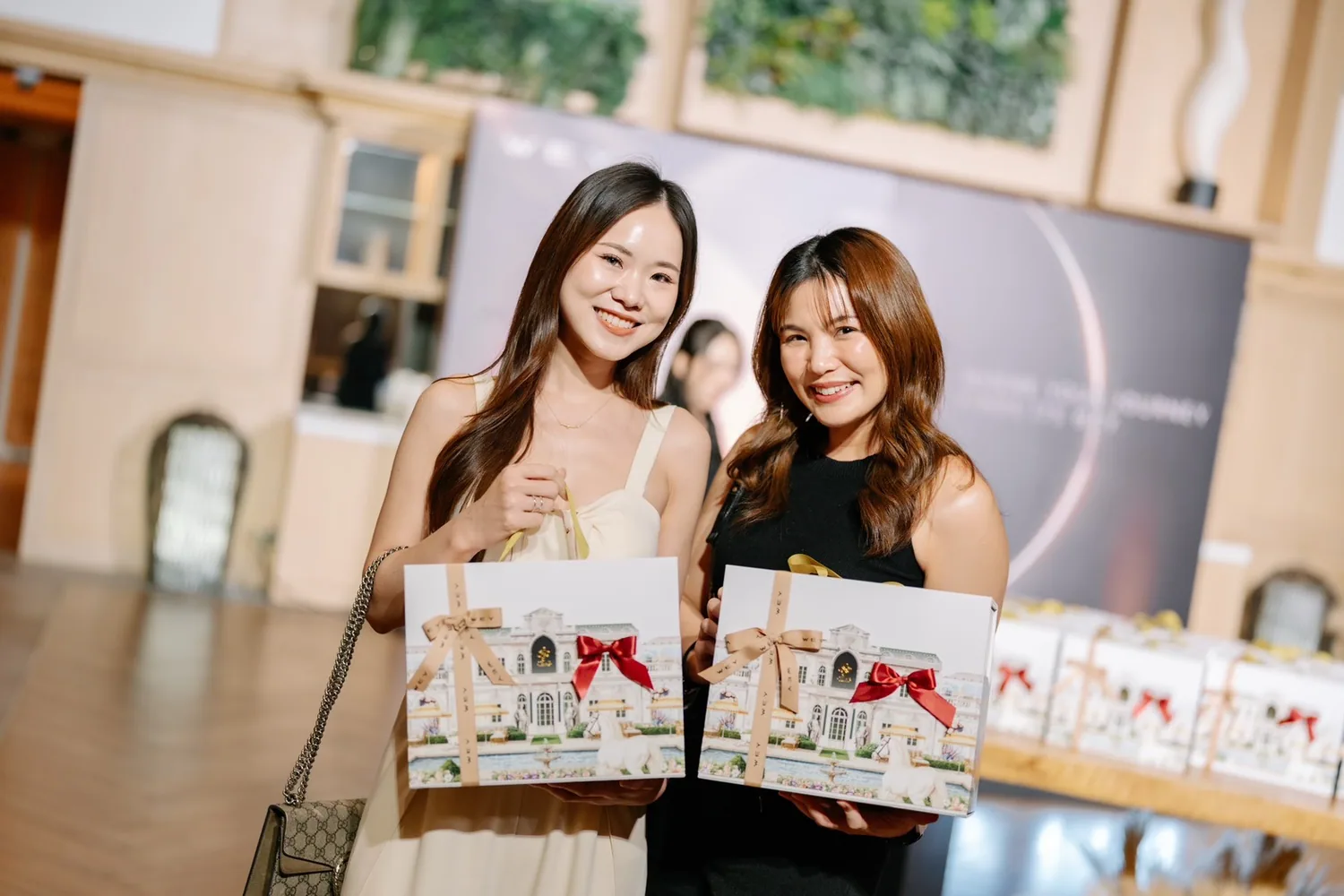 ผู้ร่วมงานรับของที่ระลึกจาก WEY G9