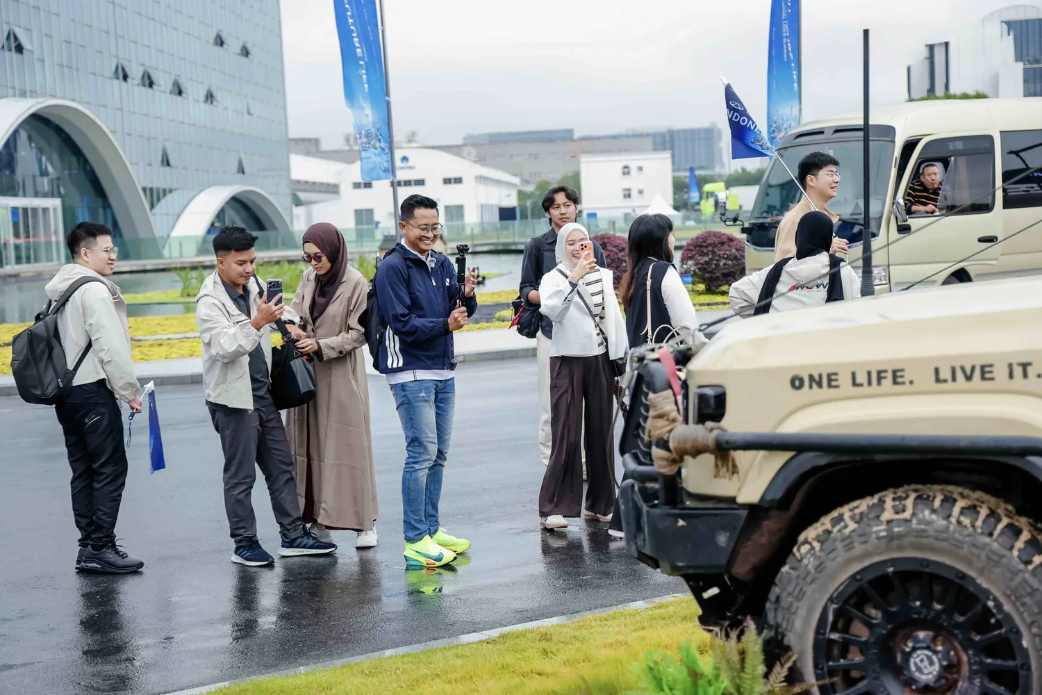 ผู้ร่วมงานถ่ายภาพร่วมกับรถ iCAUR สายลุย