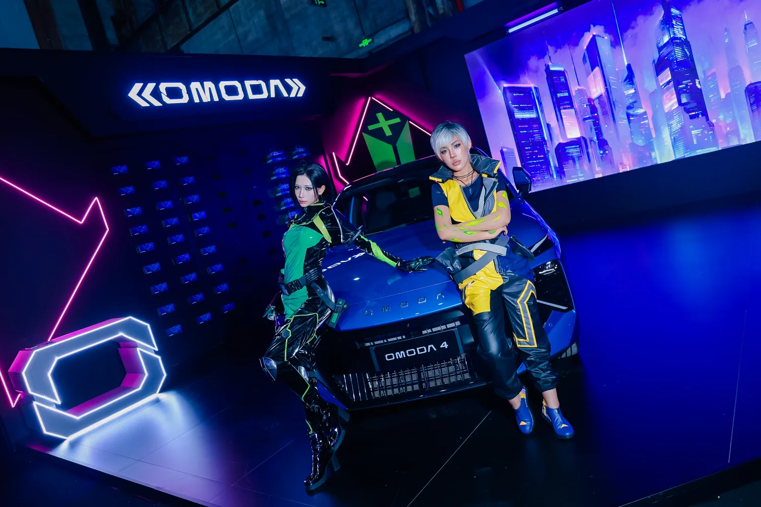 OMODA 4 พร้อมพรีเซนเตอร์ในงานเปิดตัว
