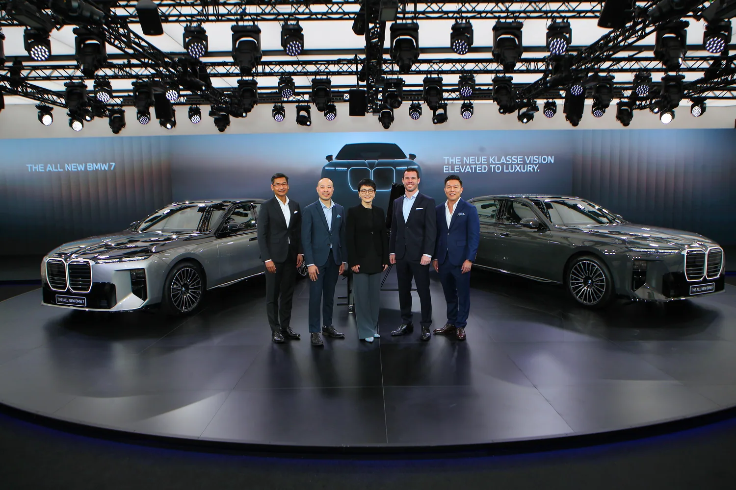 ผู้บริหาร บีเอ็มดับเบิลยู กรุ๊ป ประเทศไทย ถ่ายภาพร่วมกันในงานเปิดตัว BMW Series 7 ใหม่