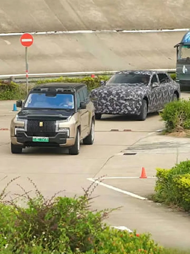 Yangwang รหัส HU วิ่งตามหลัง Yangwang U8