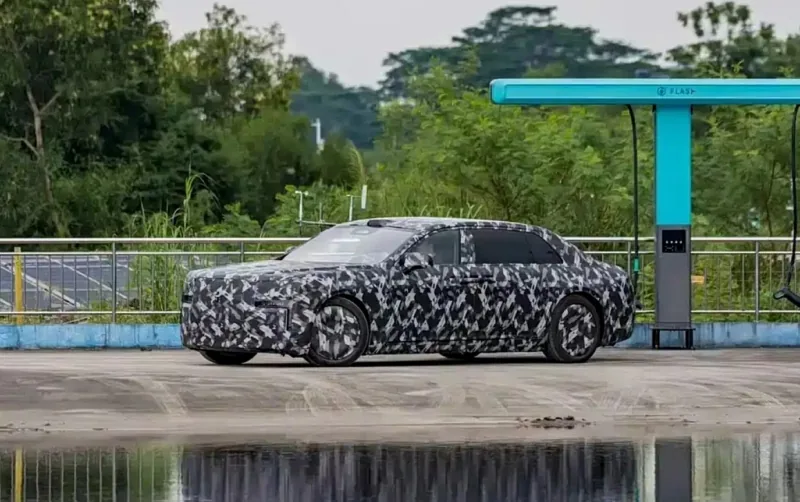 BYD Yangwang รหัส HU ขณะจอดที่สถานีชาร์จรถยนต์ไฟฟ้า