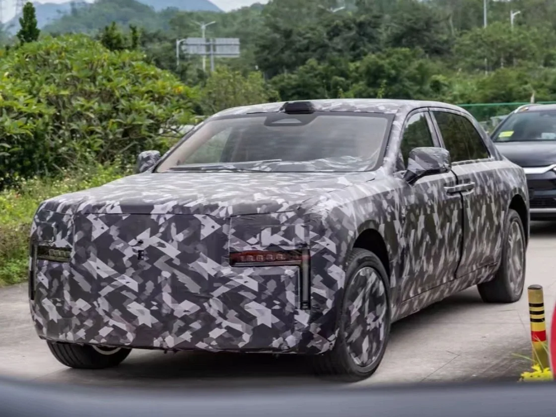 รถยนต์ซีดานพรางตัว BYD Yangwang รหัส HU ขณะวิ่งทดสอบ