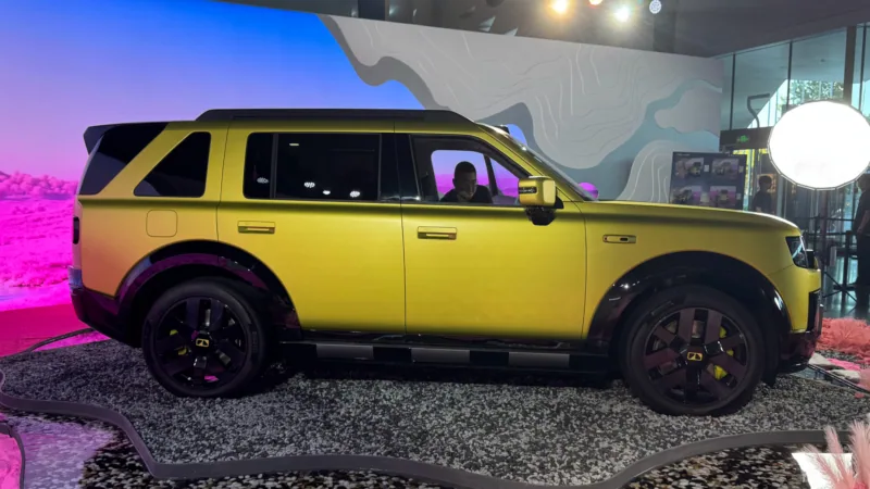 มุมมองด้านข้าง Chery Jaguar Land Rover Freelander 8 สีเหลือง
