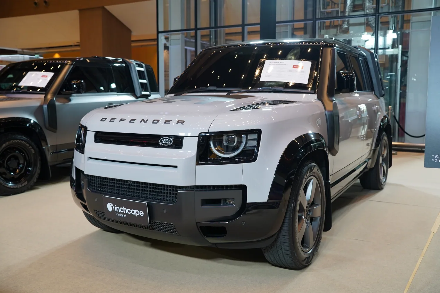 Land Rover Defender สีขาวในงาน INCHCAPE PRE-OWNED SALE 2026