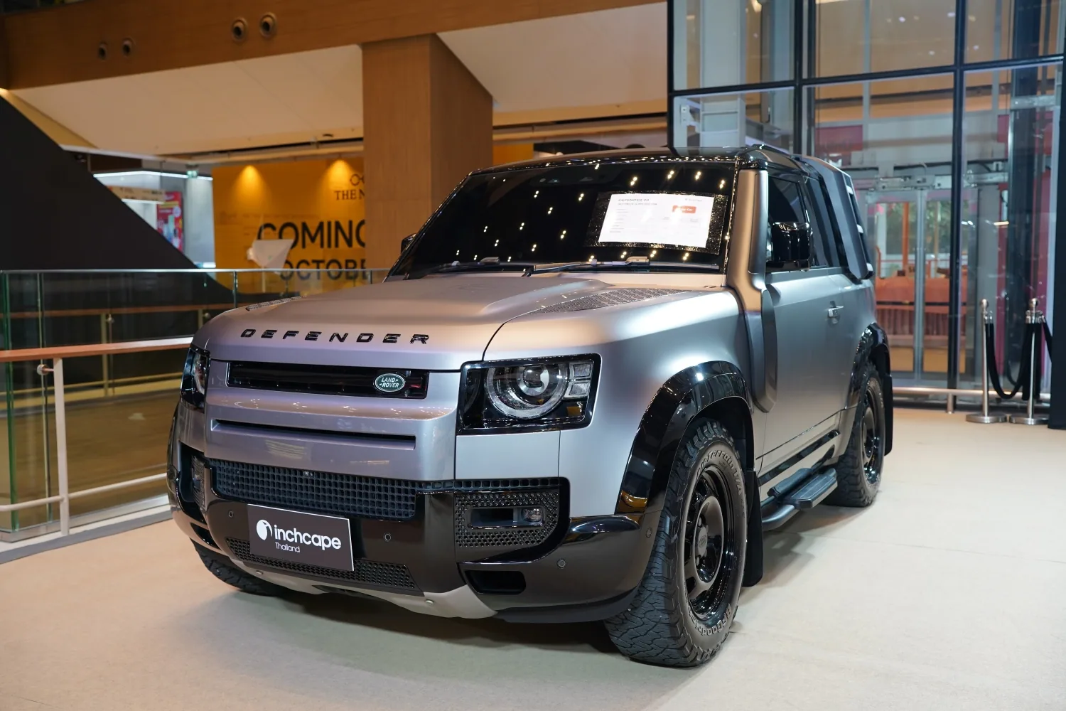 Land Rover Defender 90 สีเงินด้าน