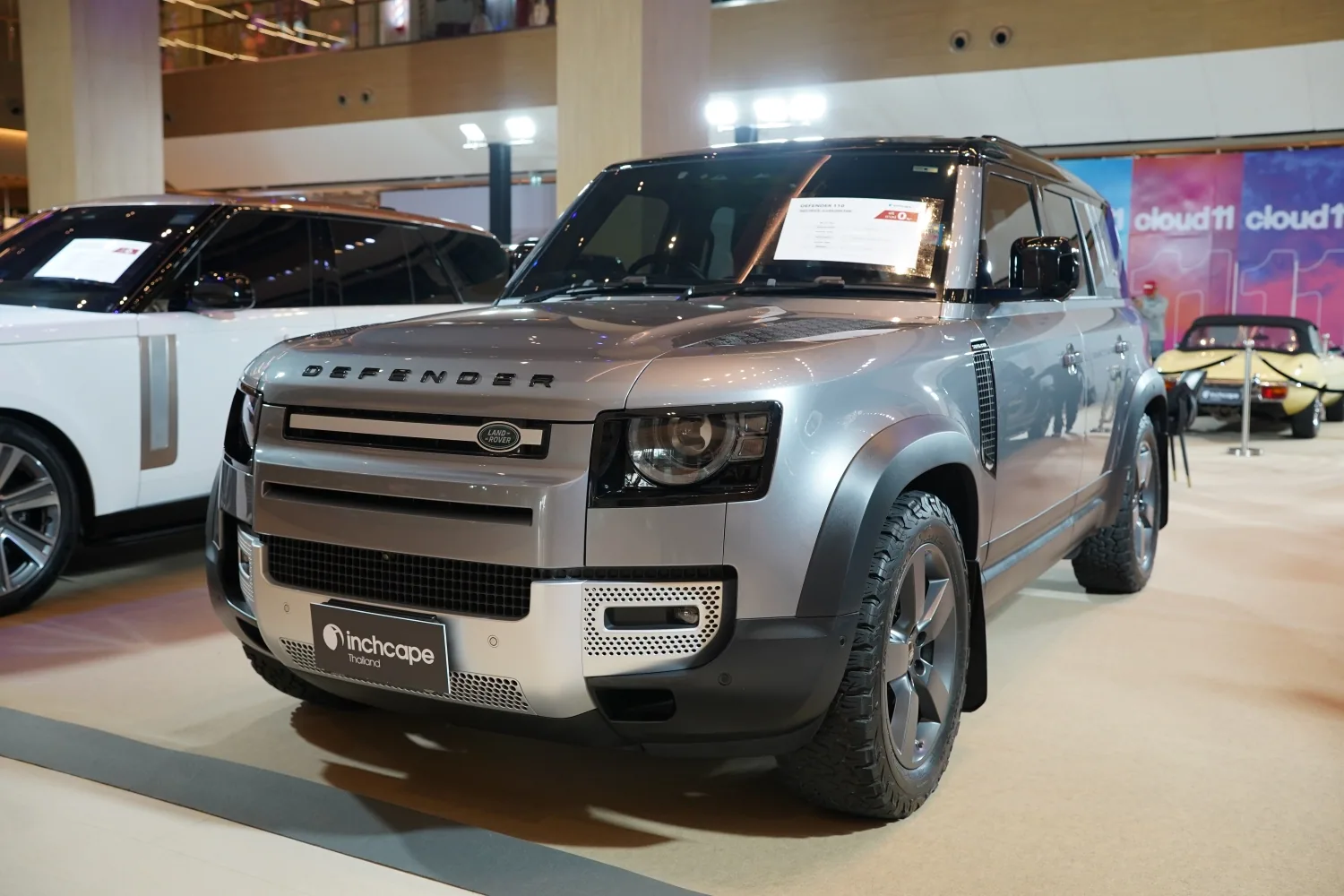 Land Rover Defender สีเงินด้านหน้าเฉียง
