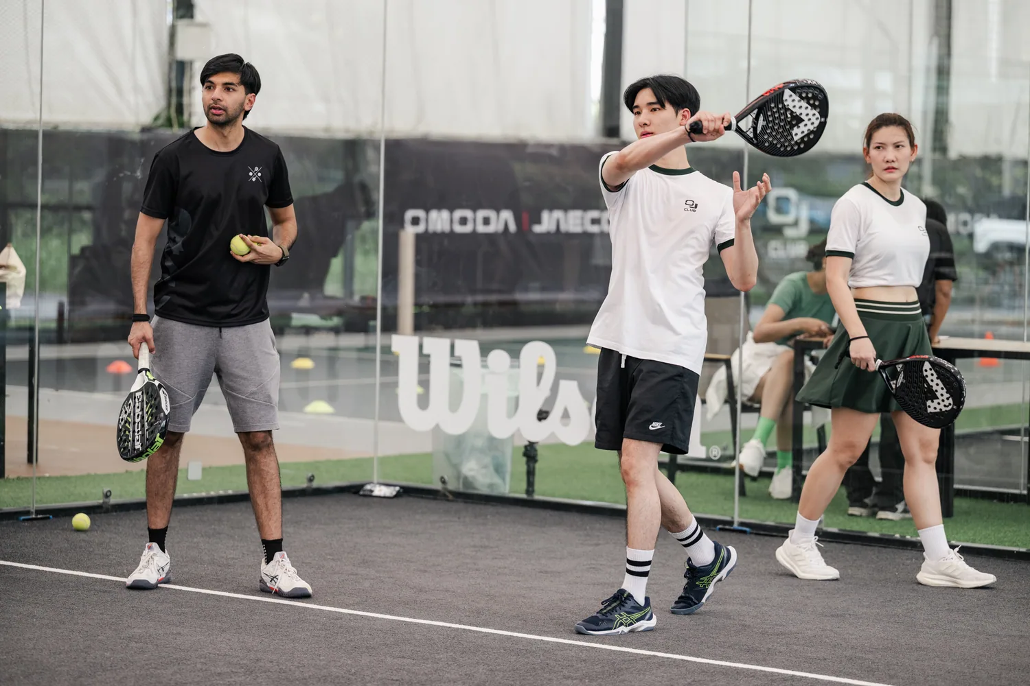 ผู้ร่วมกิจกรรมกำลังเล่นกีฬา Padel