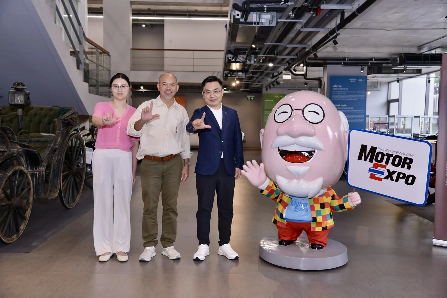 ผู้บริหาร LEAPMOTOR Thailand ถ่ายภาพร่วมกับผู้จัดงาน Motor Expo 2026
