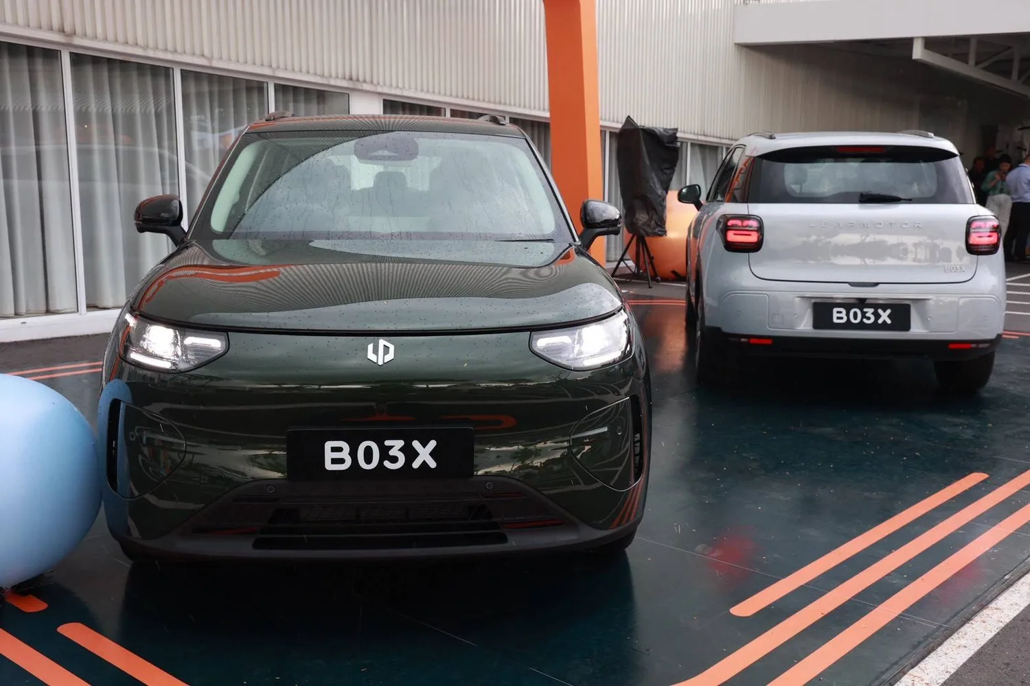 ดีไซน์ด้านหน้าและด้านท้ายของ Leapmotor B03X สีเขียวและสีขาว