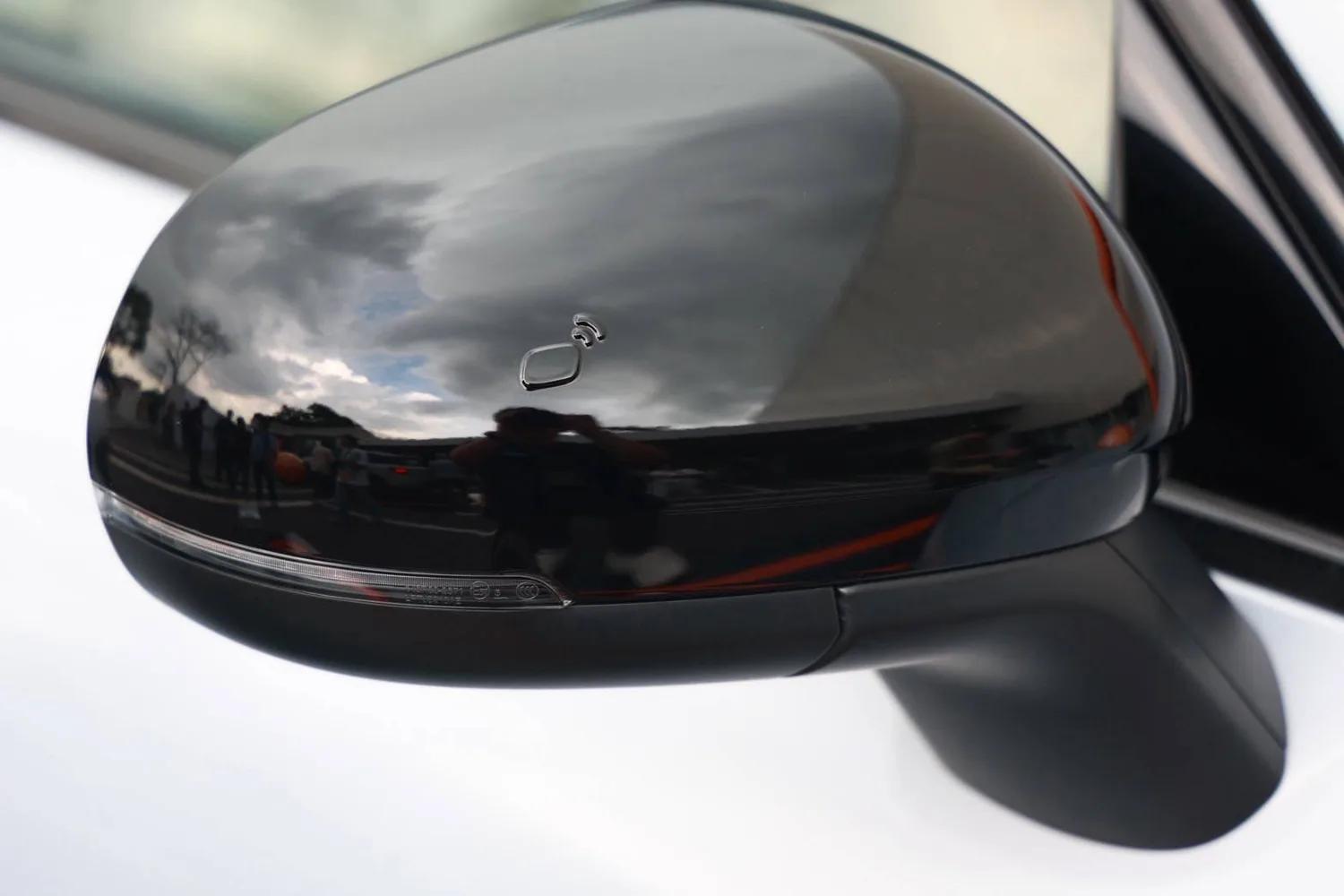 กระจกมองข้างสีดำพร้อมไฟเลี้ยวและสัญลักษณ์เตือนจุดอับสายตา Leapmotor B03X