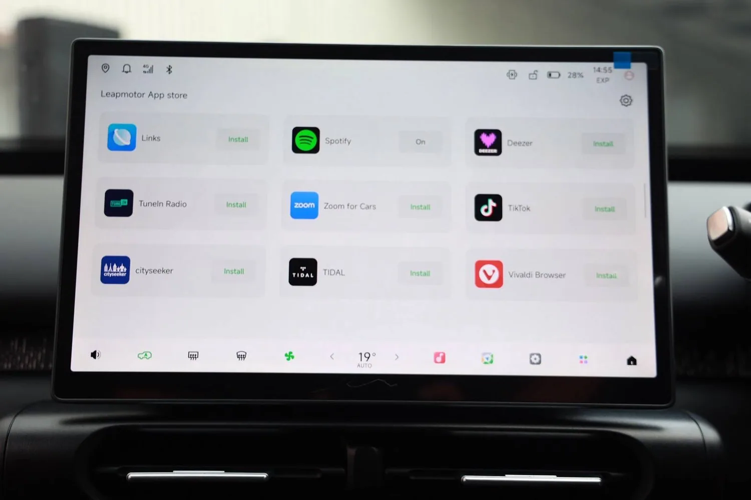 หน้าจอสัมผัสกลางแสดงหน้าร้านค้าแอปพลิเคชัน Leapmotor App store
