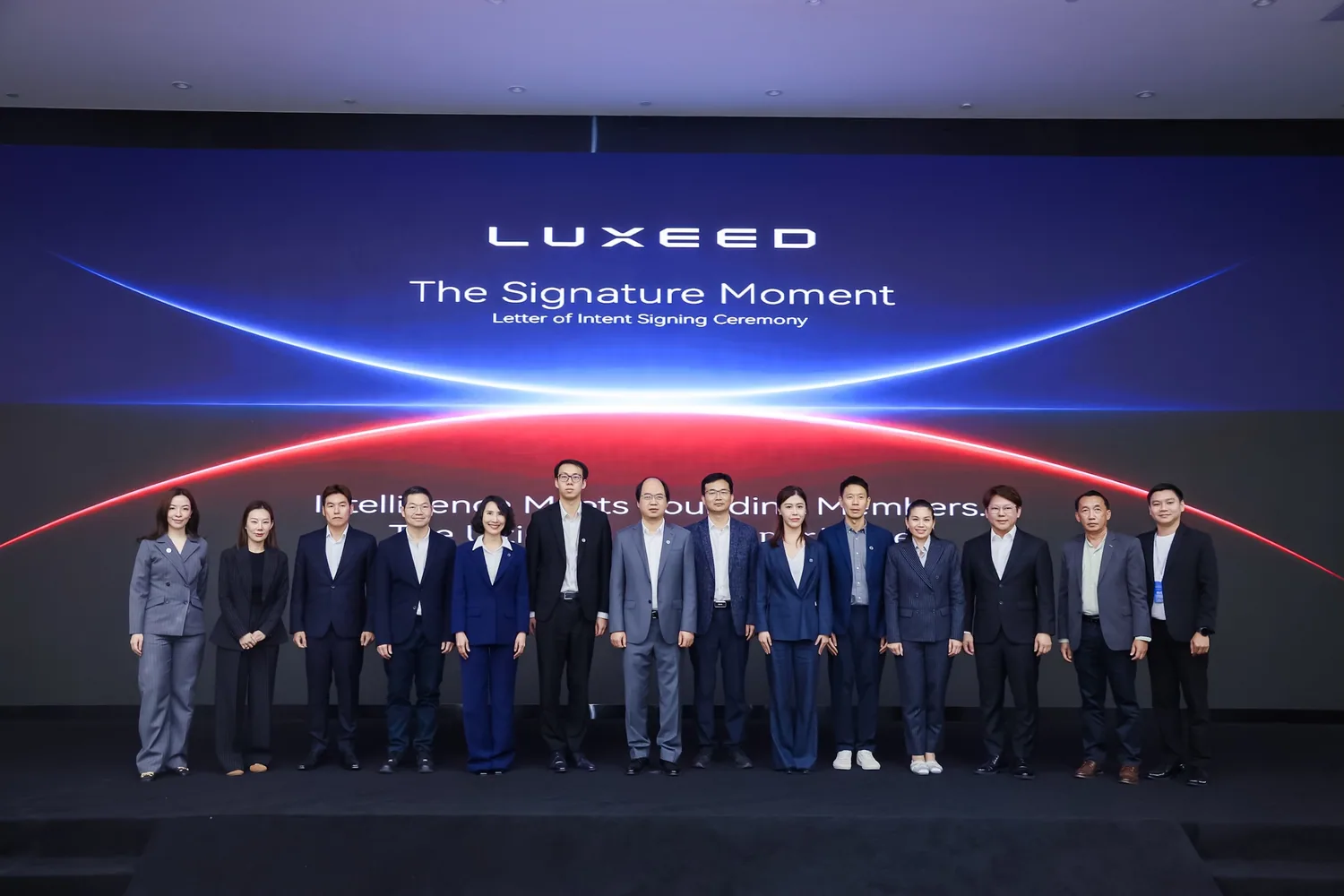 ผู้บริหาร Chery International และพันธมิตรผู้จำหน่าย LUXEED ถ่ายภาพร่วมกัน