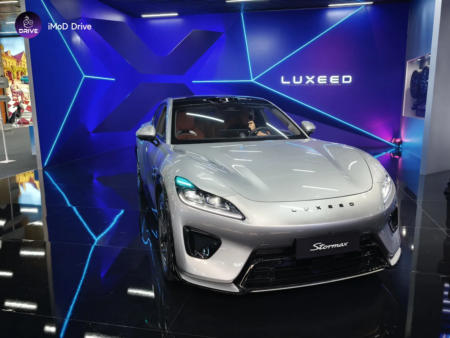 รถยนต์ LUXEED จัดแสดงภายในงาน