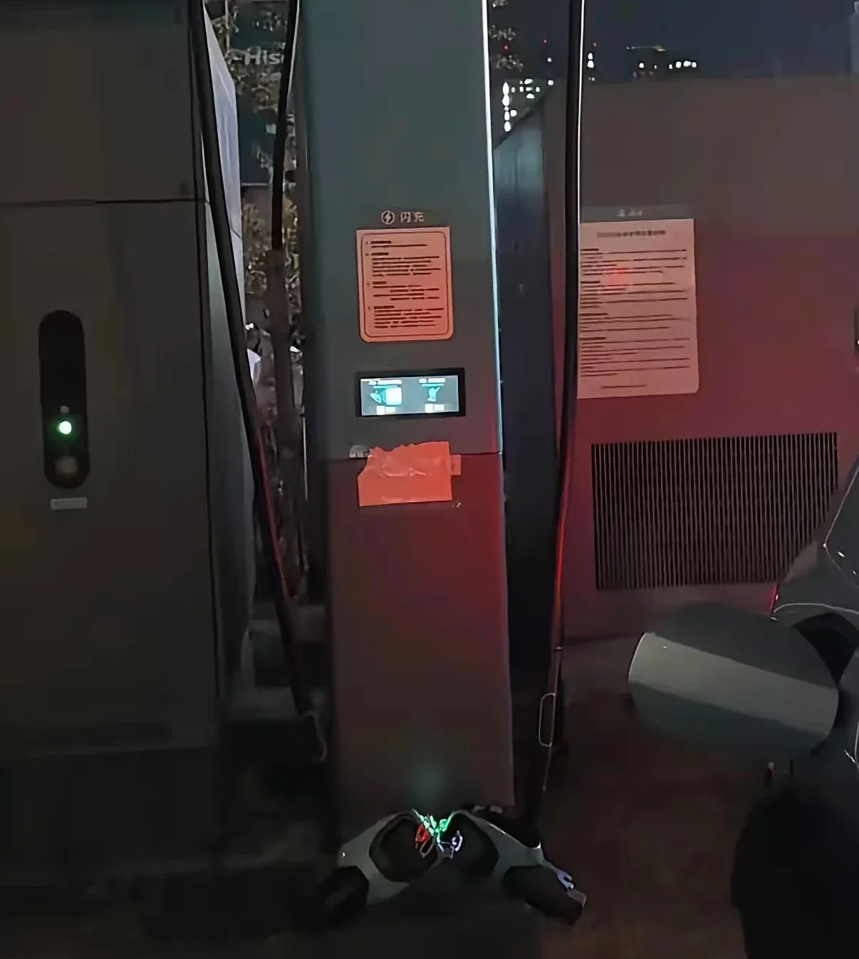 สถานีชาร์จ BYD Megawatt Flash Charger ที่หัวชาร์จถูกโซ่ล่ามไว้ด้านล่าง