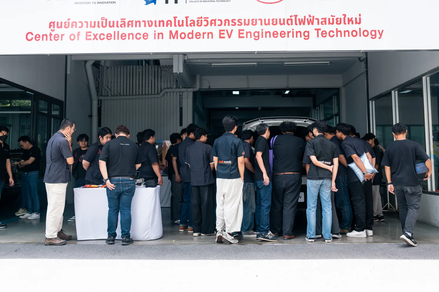 นักศึกษาหน้าศูนย์ความเป็นเลิศทางเทคโนโลยียานยนต์ไฟฟ้าสมัยใหม่