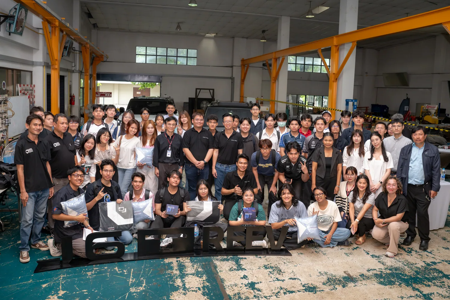 ภาพหมู่นักศึกษามหาวิทยาลัยมหิดลและทีมงาน OMODA & JAECOO