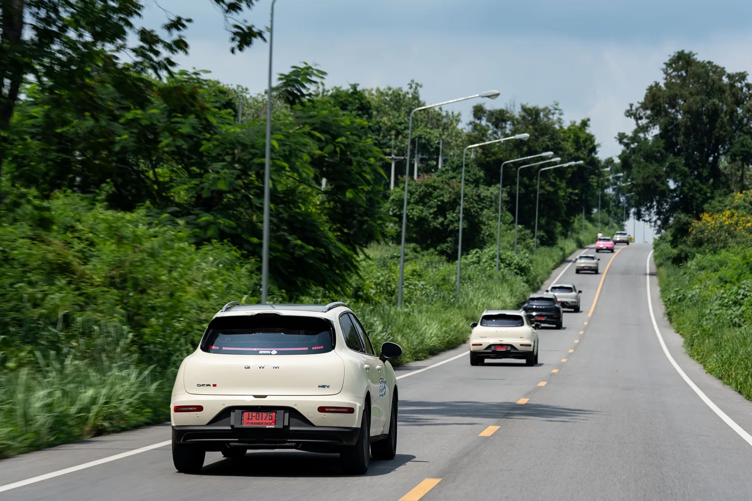 คาราวานรถ GWM ORA 5 HEV วิ่งบนถนน