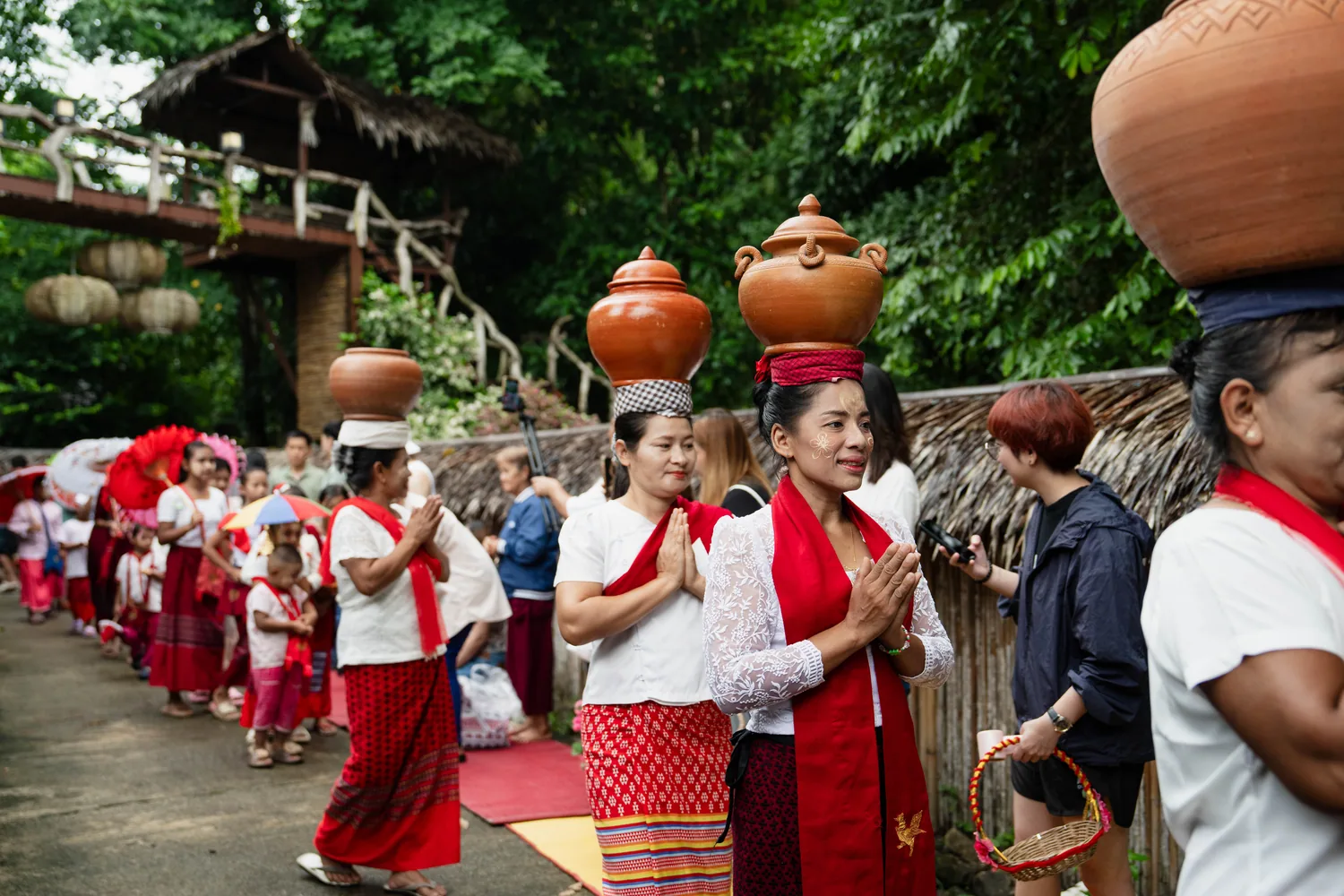 ขบวนต้อนรับพื้นเมืองเทินหม้อดินบนศีรษะ