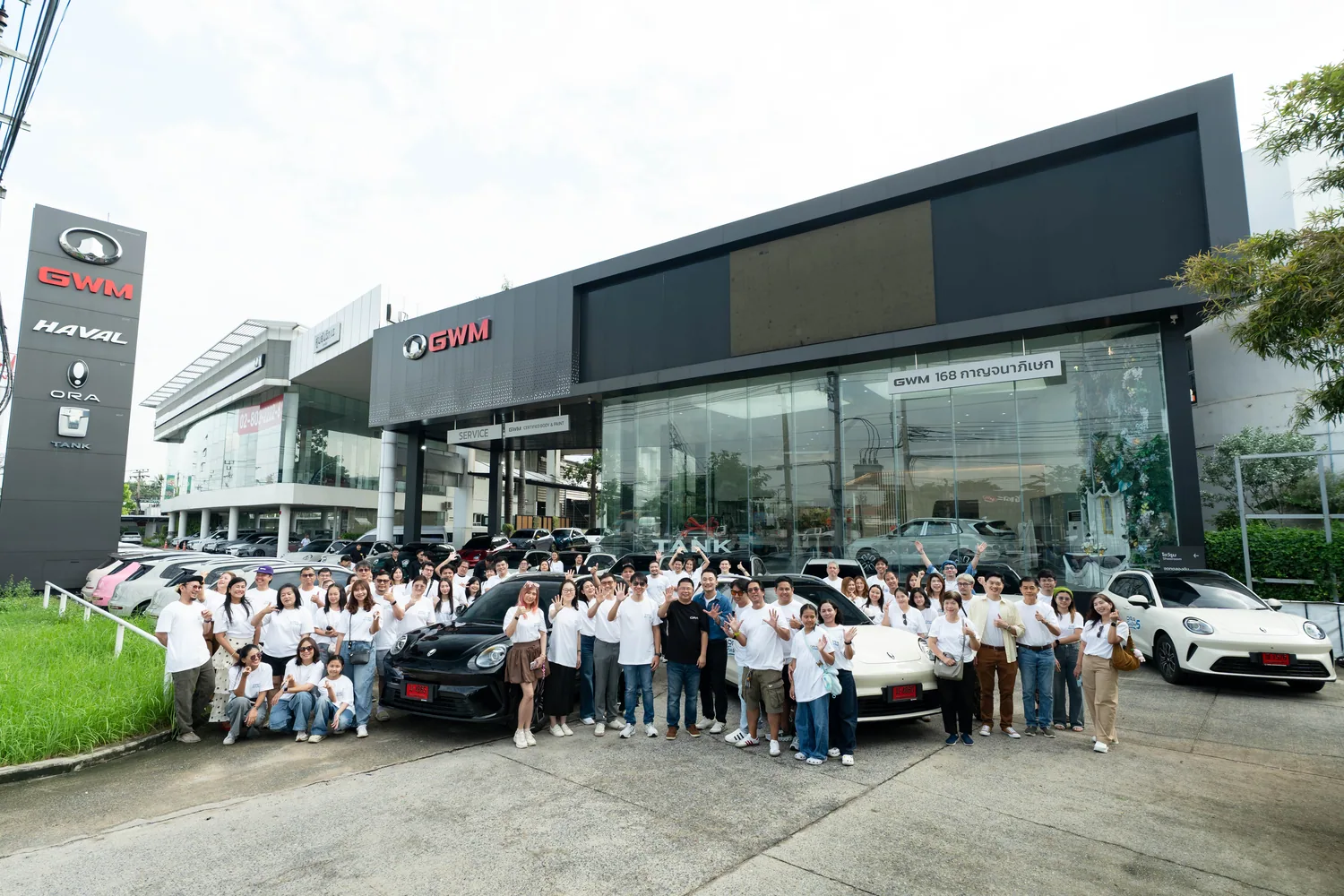 ภาพหมู่ผู้เข้าร่วมทริป ORA 5 HEV หน้าโชว์รูม GWM