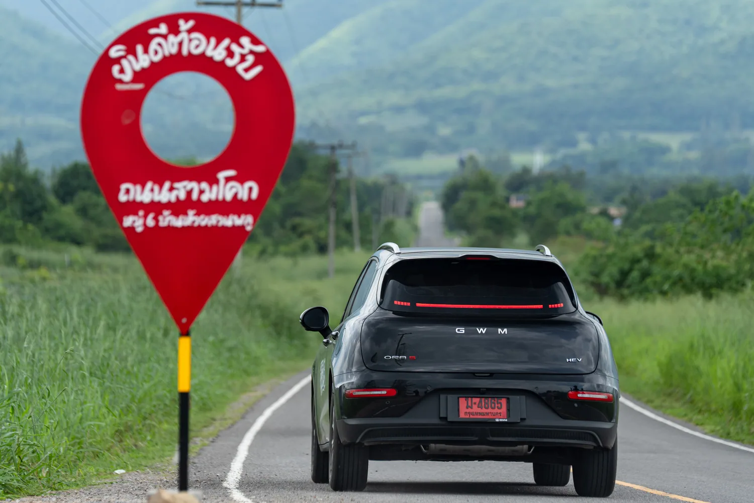 ด้านท้ายรถ GWM ORA 5 HEV สีดำ บนถนนสามโคก