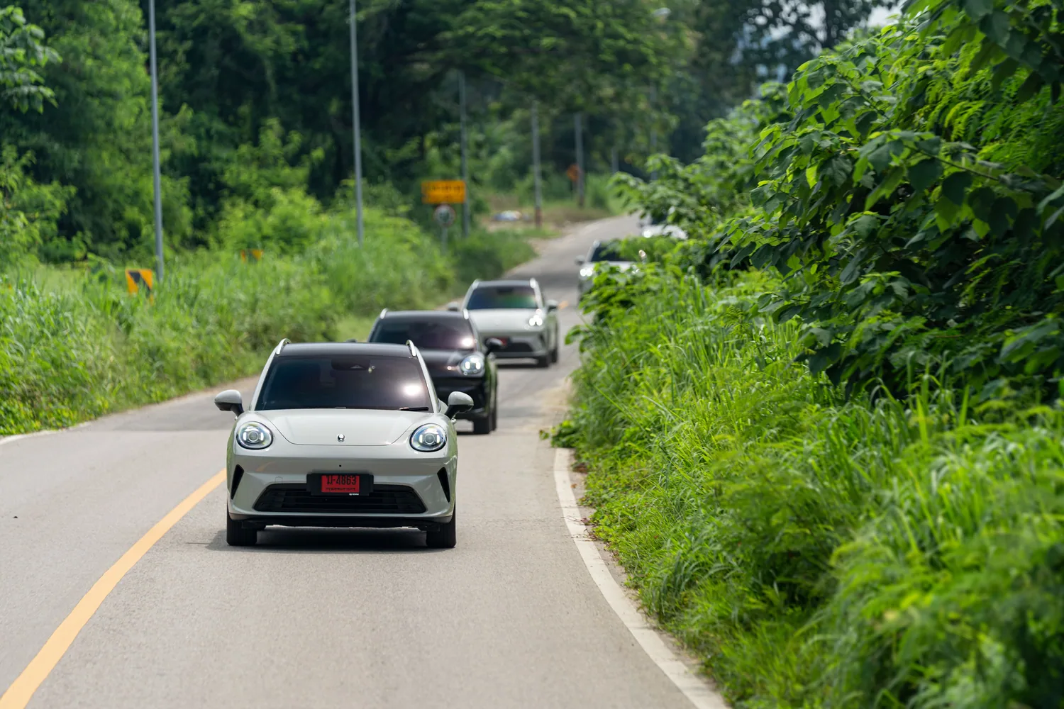 ขบวนรถ GWM ORA 5 HEV บนถนนชนบท