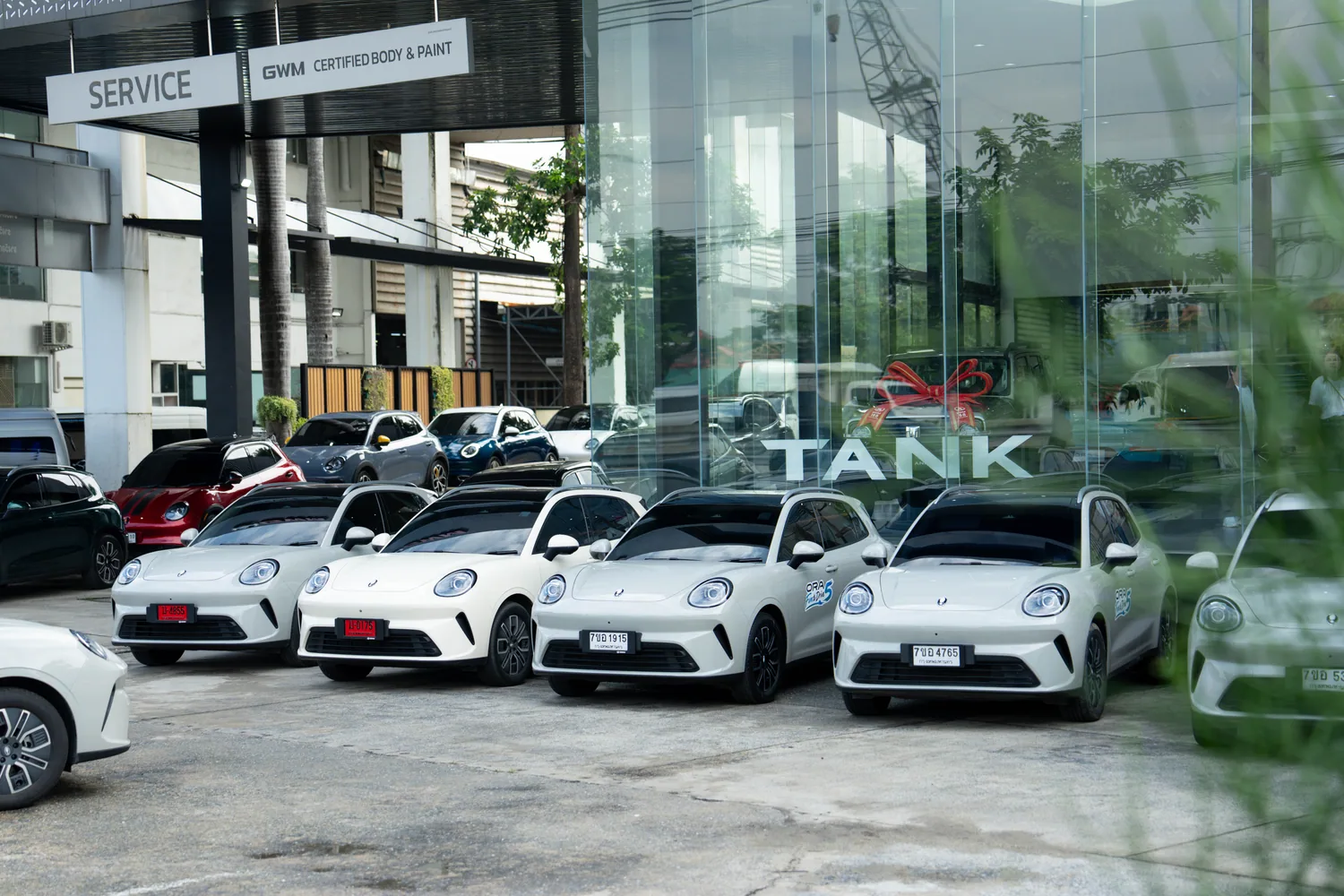ขบวนรถ GWM ORA 5 HEV จอดเรียงหน้าโชว์รูม