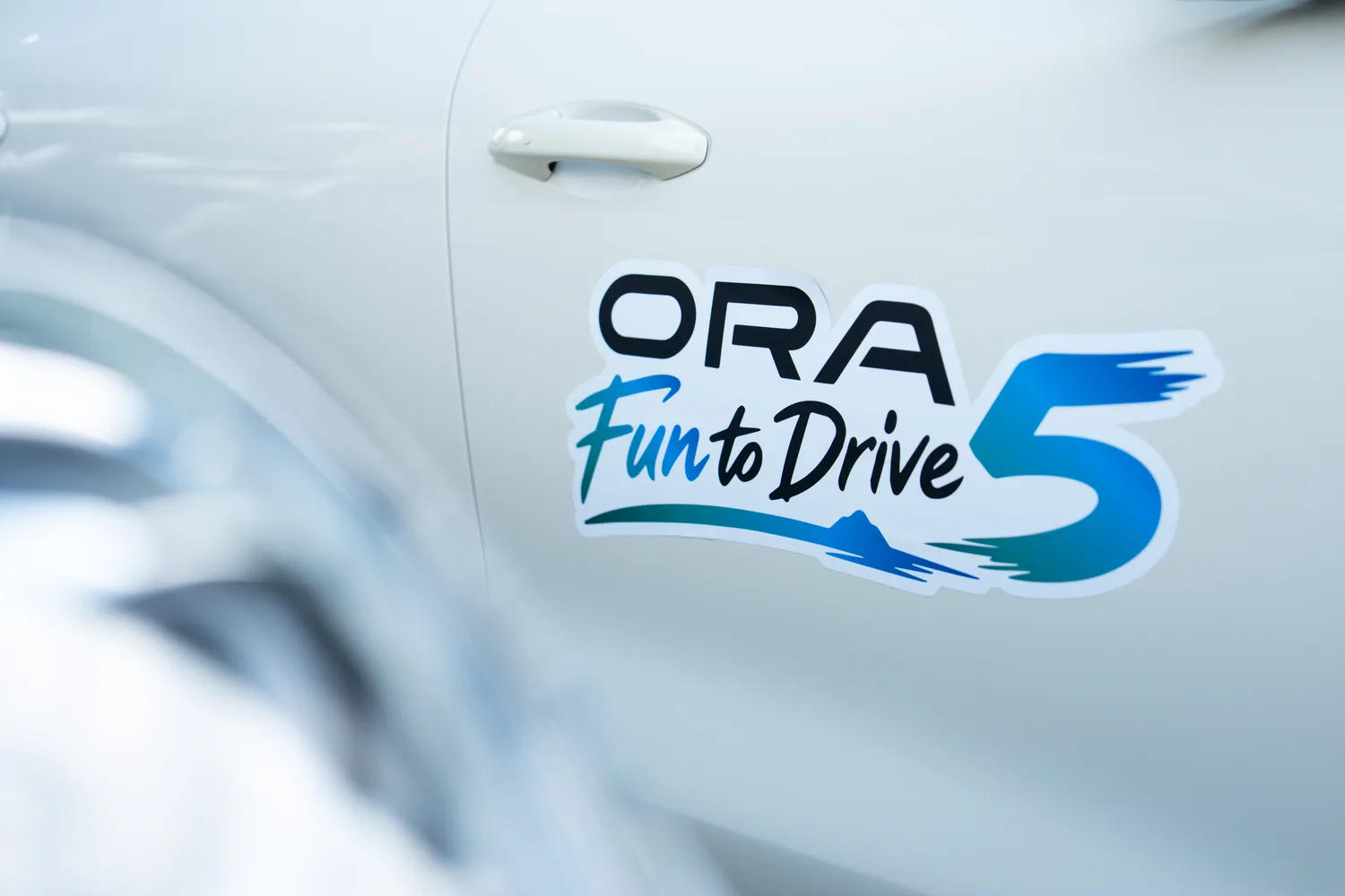 สติกเกอร์ ORA Fun to Drive 5 บนตัวถังรถ