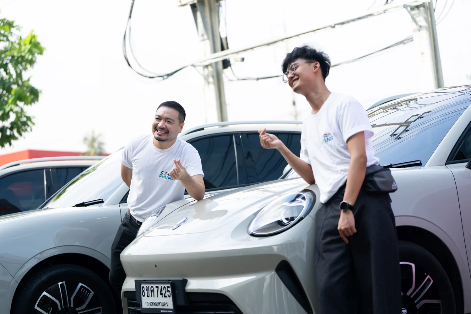ผู้ร่วมทริปถ่ายภาพคู่กับ GWM ORA 5 HEV