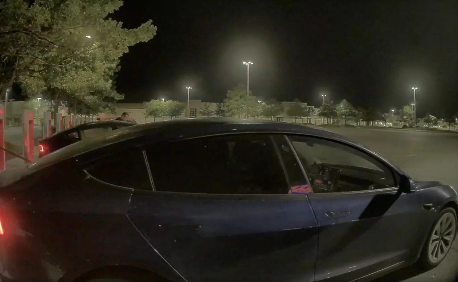 ฟังก์ชัน Emergency Drive Away ของ Tesla ถูกใช้งานจริงครั้งแรก แต่เกิดจากความพลั้งเผลอ เสี่ยงจ่ายค่าซ่อมเฉียด 8.5 แสนบาท!