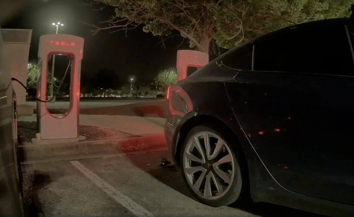 ฟังก์ชัน Emergency Drive Away ของ Tesla ถูกใช้งานจริงครั้งแรก แต่เกิดจากความพลั้งเผลอ เสี่ยงจ่ายค่าซ่อมเฉียด 8.5 แสนบาท!