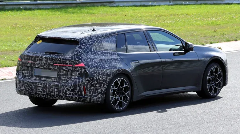 มุมมองด้านท้ายเฉียงของ BMW i3 Touring Neue Klasse