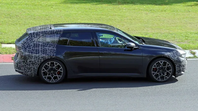 ด้านข้างตัวรถ BMW i3 Touring Neue Klasse พรางตัว