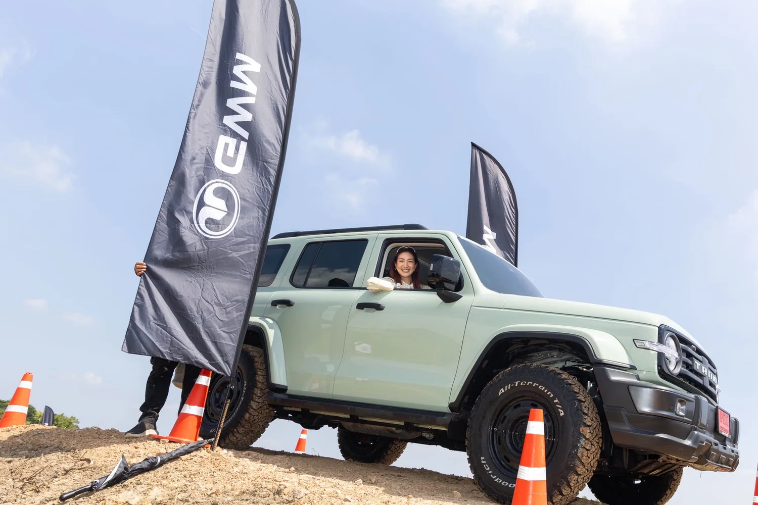 ผู้ขับขี่หญิงขับขี่ TANK 300 ลุยเนินดิน