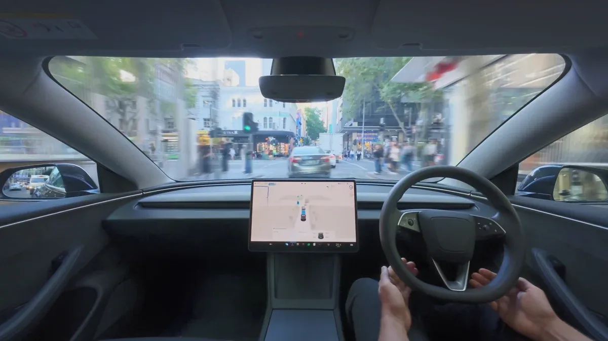มุมมองห้องโดยสารรถ Tesla พวงมาลัยขวาพร้อมระบบ FSD Supervised