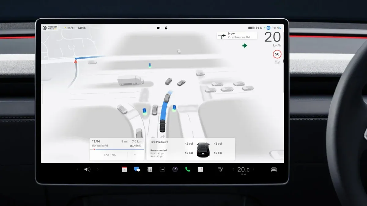 หน้าจอกลาง Tesla แสดงระบบ FSD