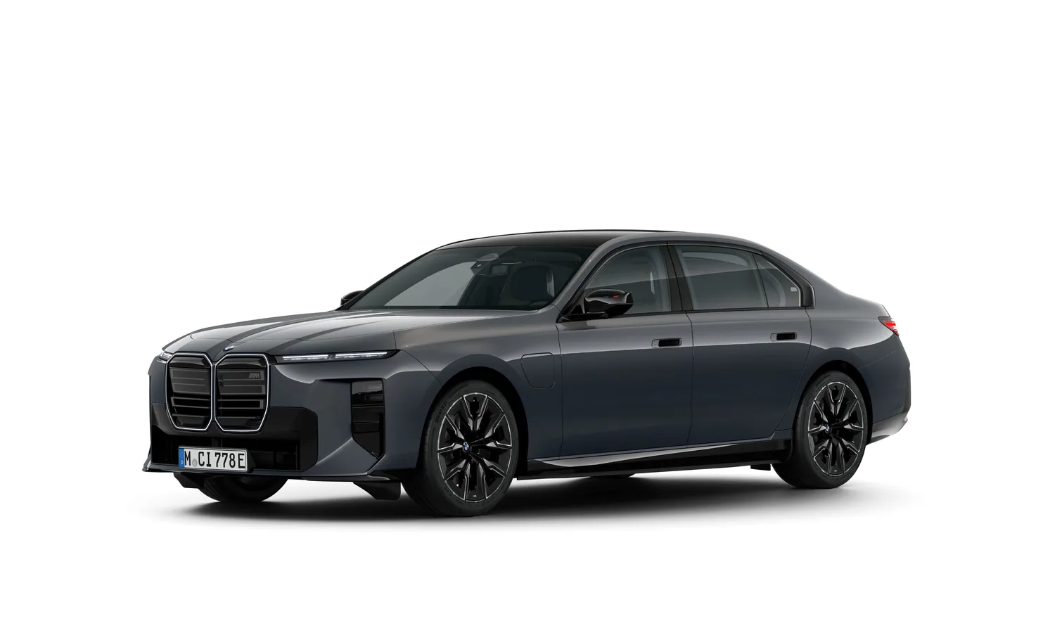 มุมมองด้านหน้าเฉียงของ BMW M760e xDrive ตัวถังสีเทาเข้ม