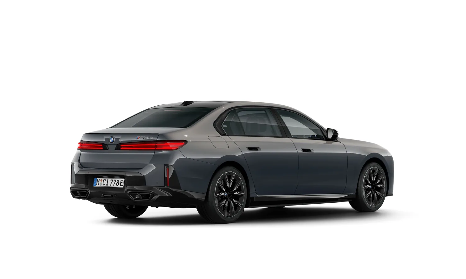 มุมมองด้านท้ายเฉียงของ BMW M760e xDrive