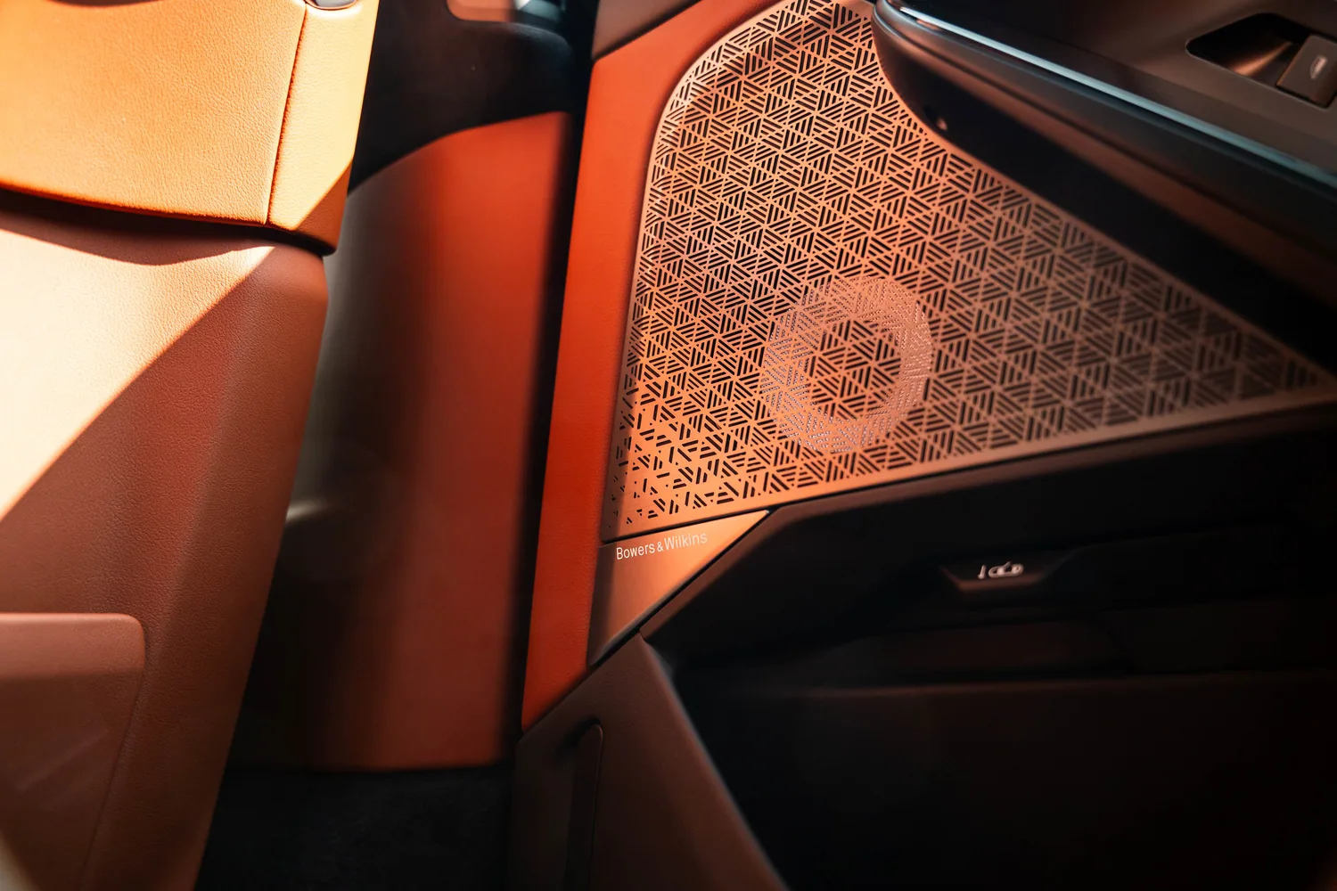 ลำโพง Bowers and Wilkins แผงประตูสีส้ม