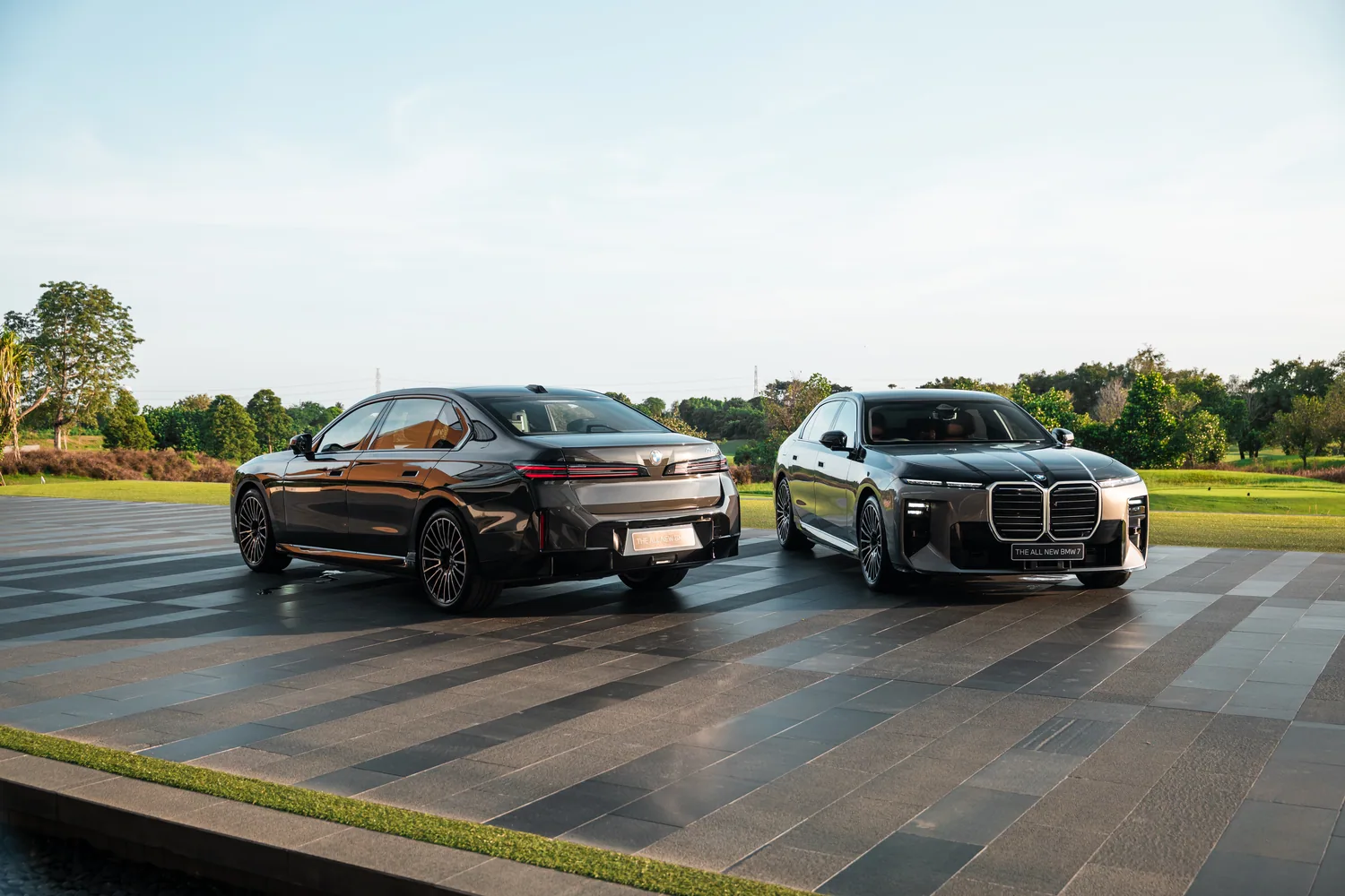BMW Series 7 และ BMW i7 จอดคู่กัน