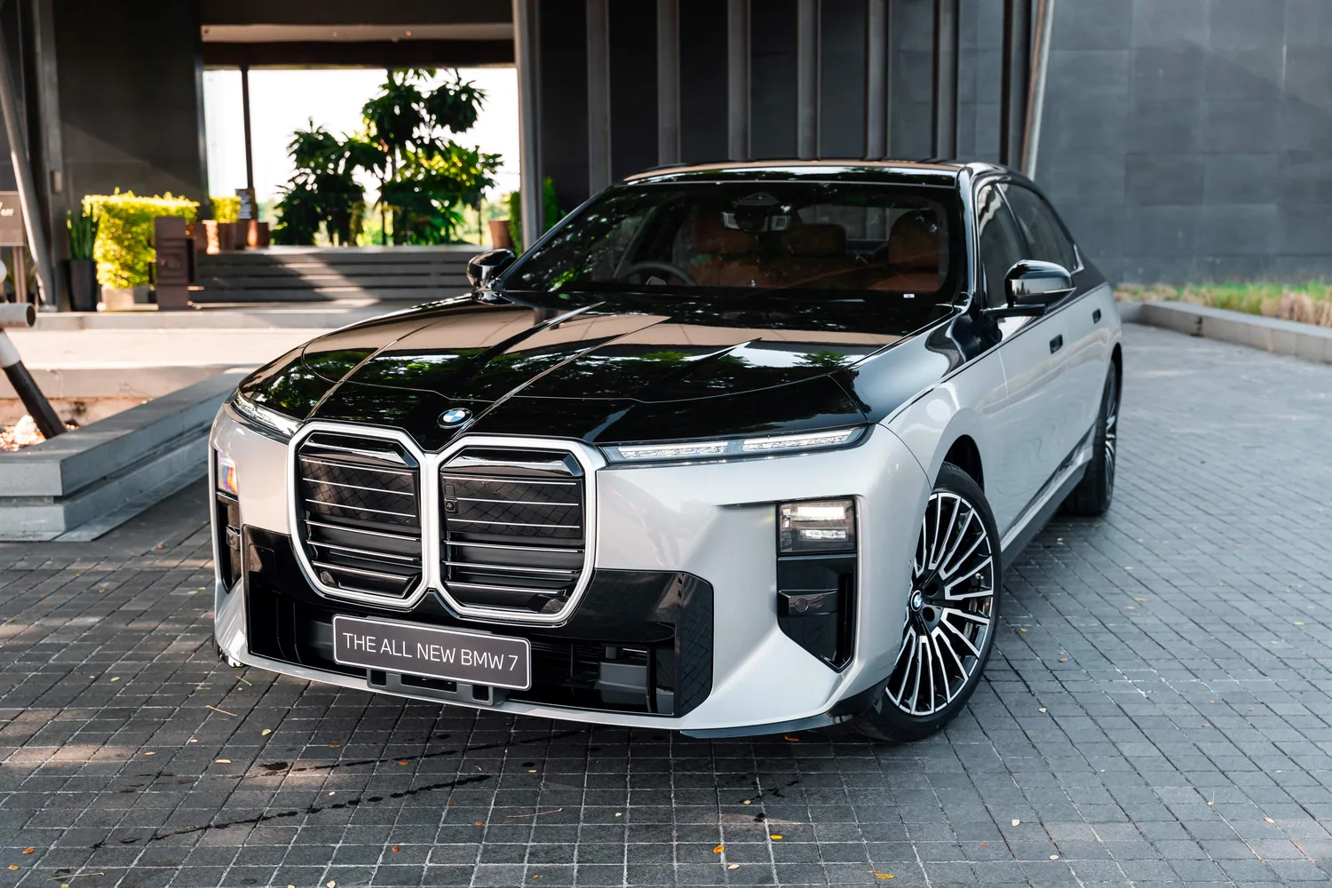 ด้านหน้ารถ BMW Series 7 ตัวถังทูโทน