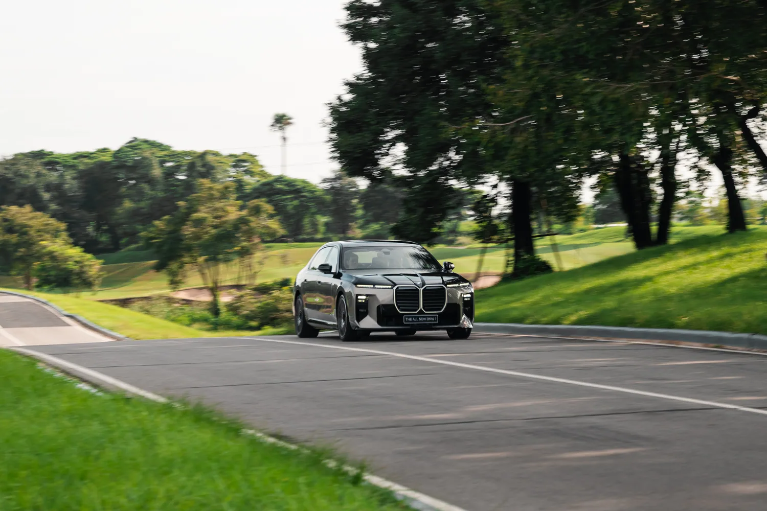BMW i7 ขณะขับขี่บนถนน
