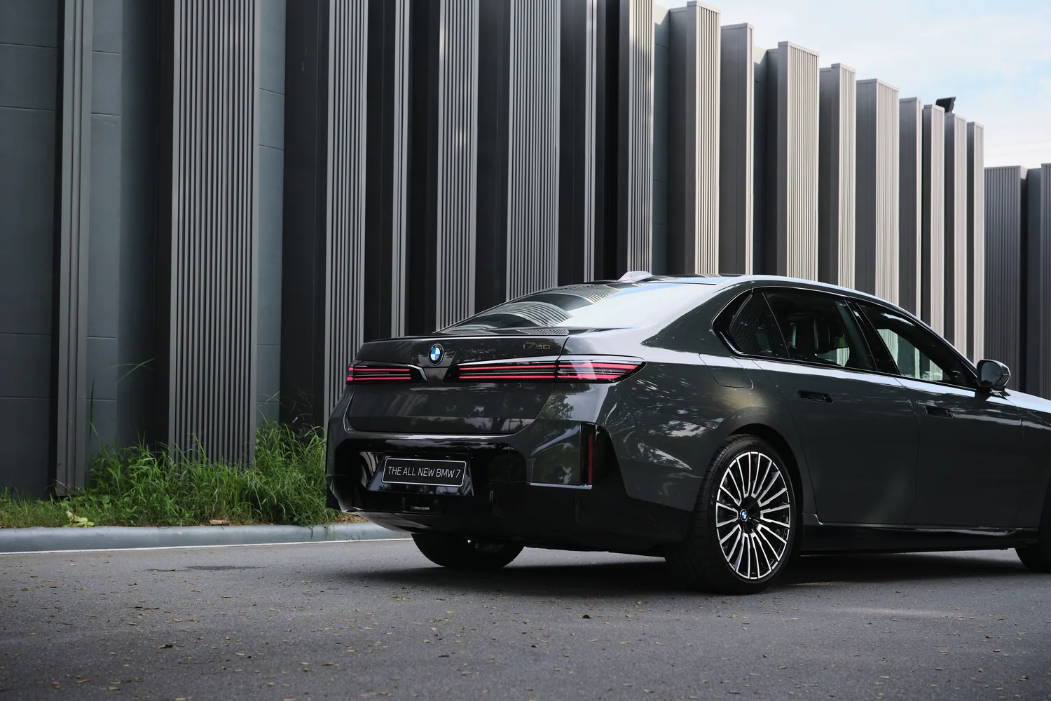 ด้านท้าย BMW i7 สีเข้ม